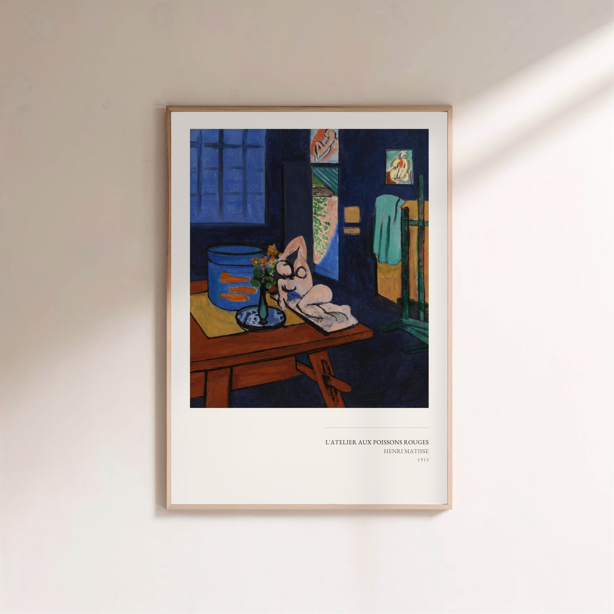 L'Atelier aux Poissons Rouges - Henri Matisse, affiche encadrée sur un mur clair