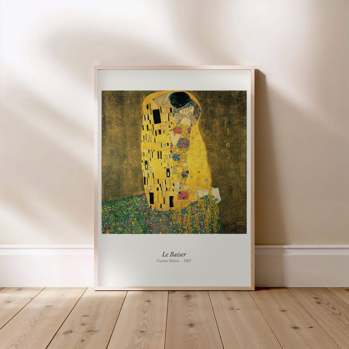 Le Baiser, Gustav Klimt | Affiche Art Premium, affiche encadrée posée au sol, cadre bois clair