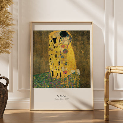 Le Baiser, Gustav Klimt | Affiche Art Premium, affiche encadrée dans un intérieur élégant, herbes séchées et chaise en rotin