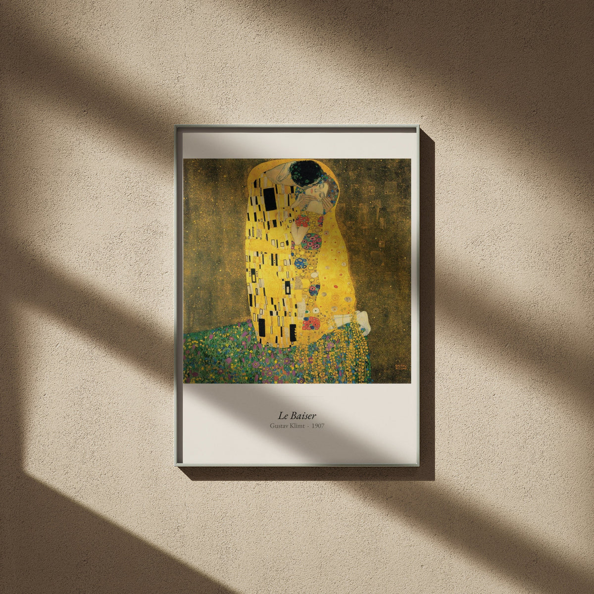 Le Baiser, Gustav Klimt | Affiche Art Premium, affiche encadrée sur un mur beige, ombres de fenêtre
