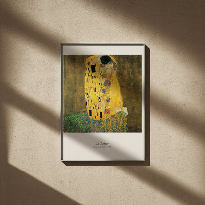 Le Baiser, Gustav Klimt | Affiche Art Premium, affiche encadrée sur un mur beige, ombres de fenêtre