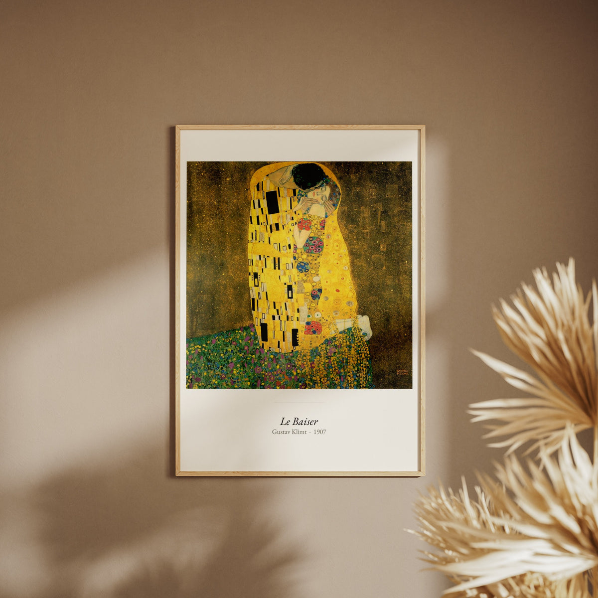 Le Baiser, Gustav Klimt | Affiche Art Premium, affiche encadrée sur un mur beige, pampas au premier plan
