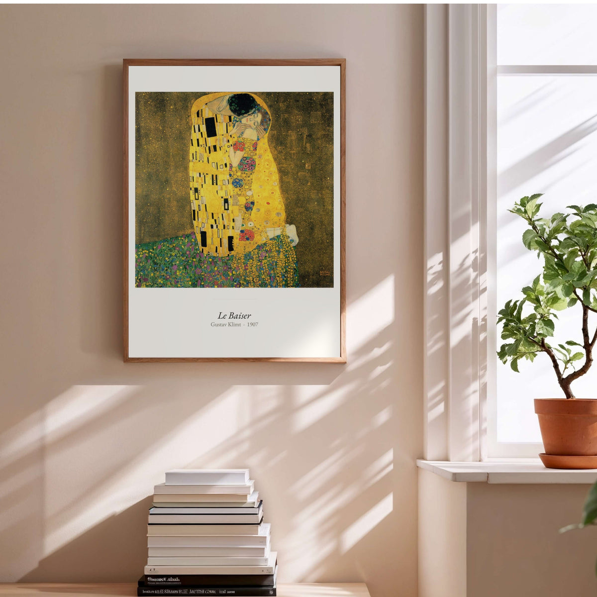 Le Baiser, Gustav Klimt | Affiche Art Premium, affiche encadrée au-dessus d'une pile de livres