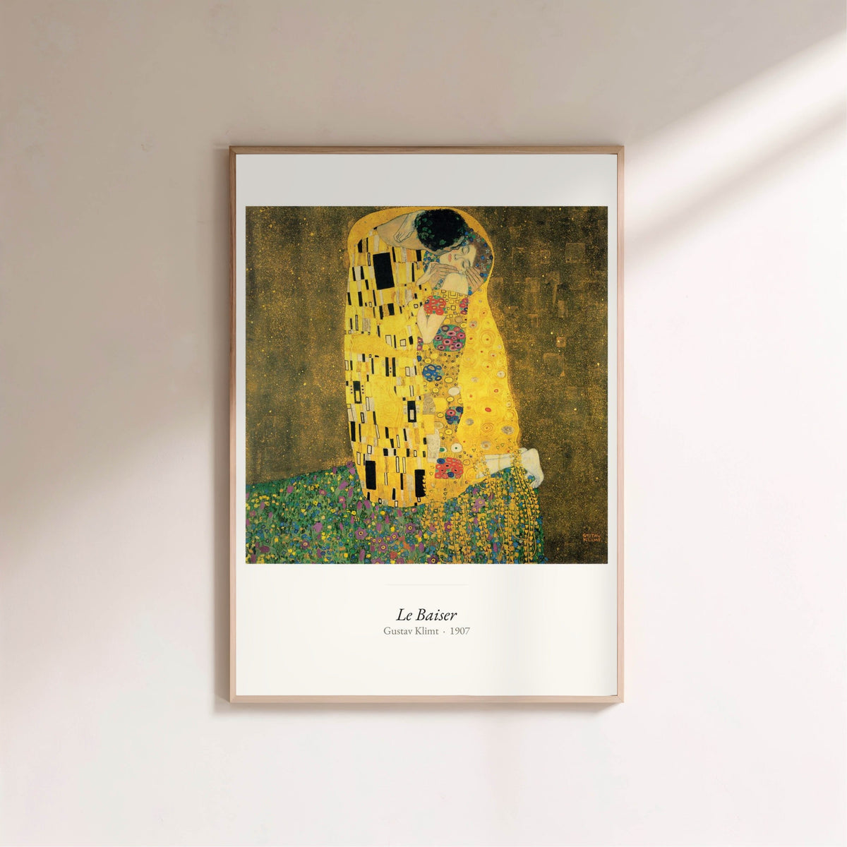 Le Baiser, Gustav Klimt | Affiche Art Premium, affiche encadrée sur un mur clair