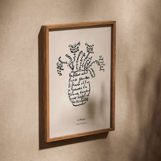 Le Bouquet - Apollinaire - Affiche Calligramme Fleurs, affiche dans un cadre en chêne posé de biais sur un mur texturé