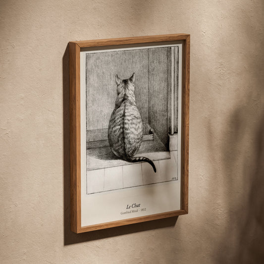 Le Chat, Gottfried Mind | Affiche Art Premium, affiche dans un cadre en chêne posé de biais sur un mur texturé