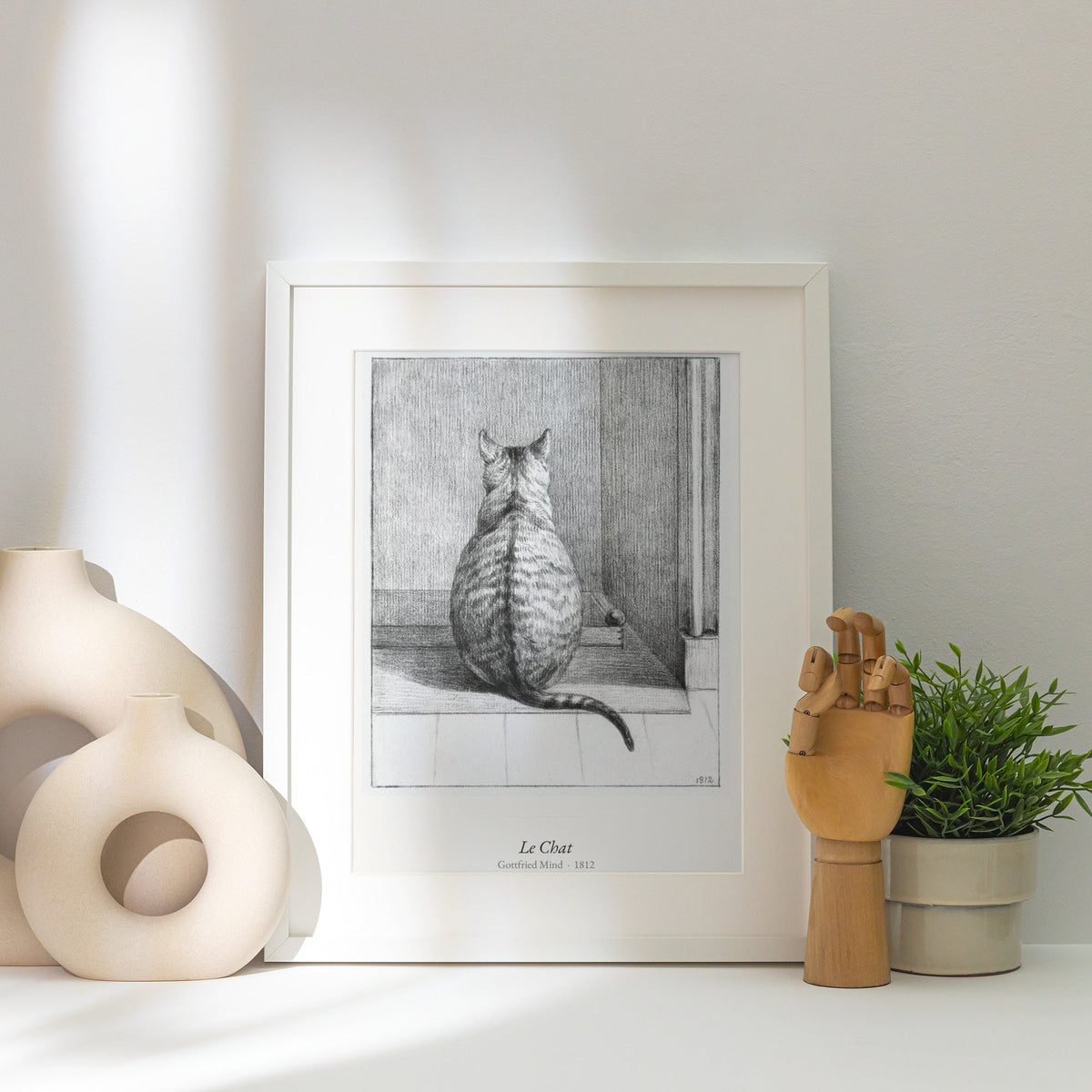 Le Chat, Gottfried Mind | Affiche Art Premium, affiche encadrée posée près d'un vase blanc, lumière rasante