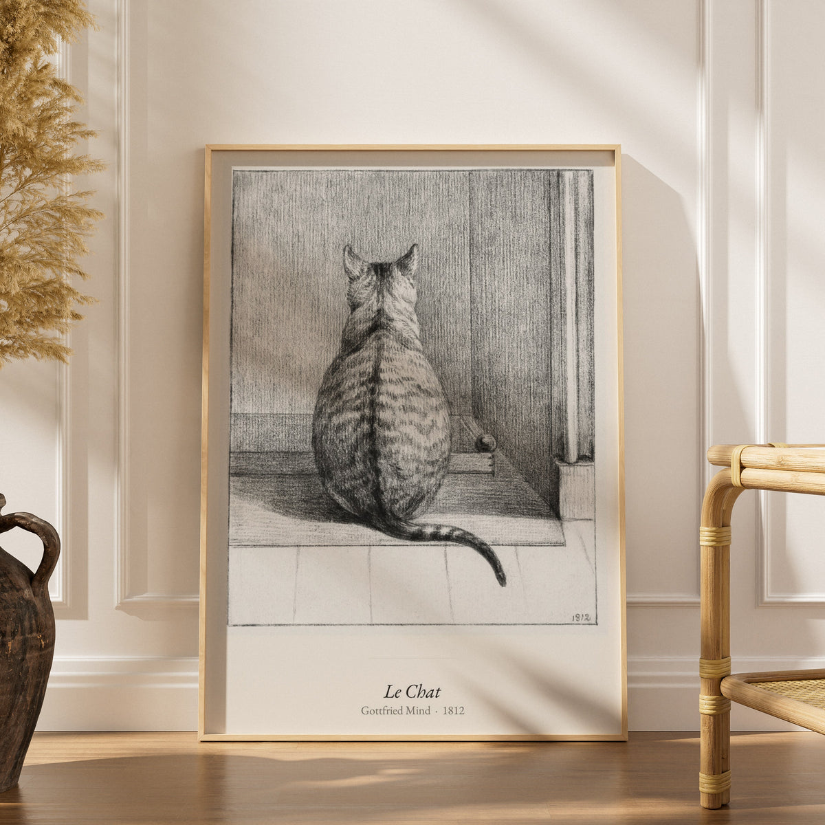 Le Chat, Gottfried Mind | Affiche Art Premium, affiche encadrée dans un intérieur élégant, herbes séchées et chaise en rotin