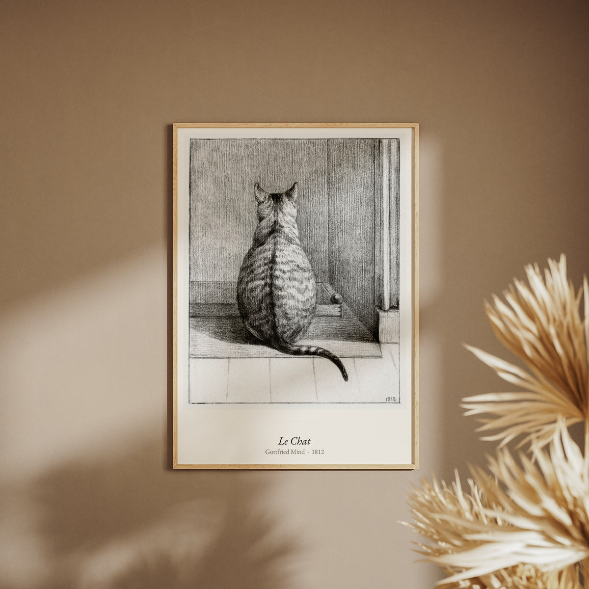 Le Chat, Gottfried Mind | Affiche Art Premium, affiche encadrée sur un mur beige, pampas au premier plan