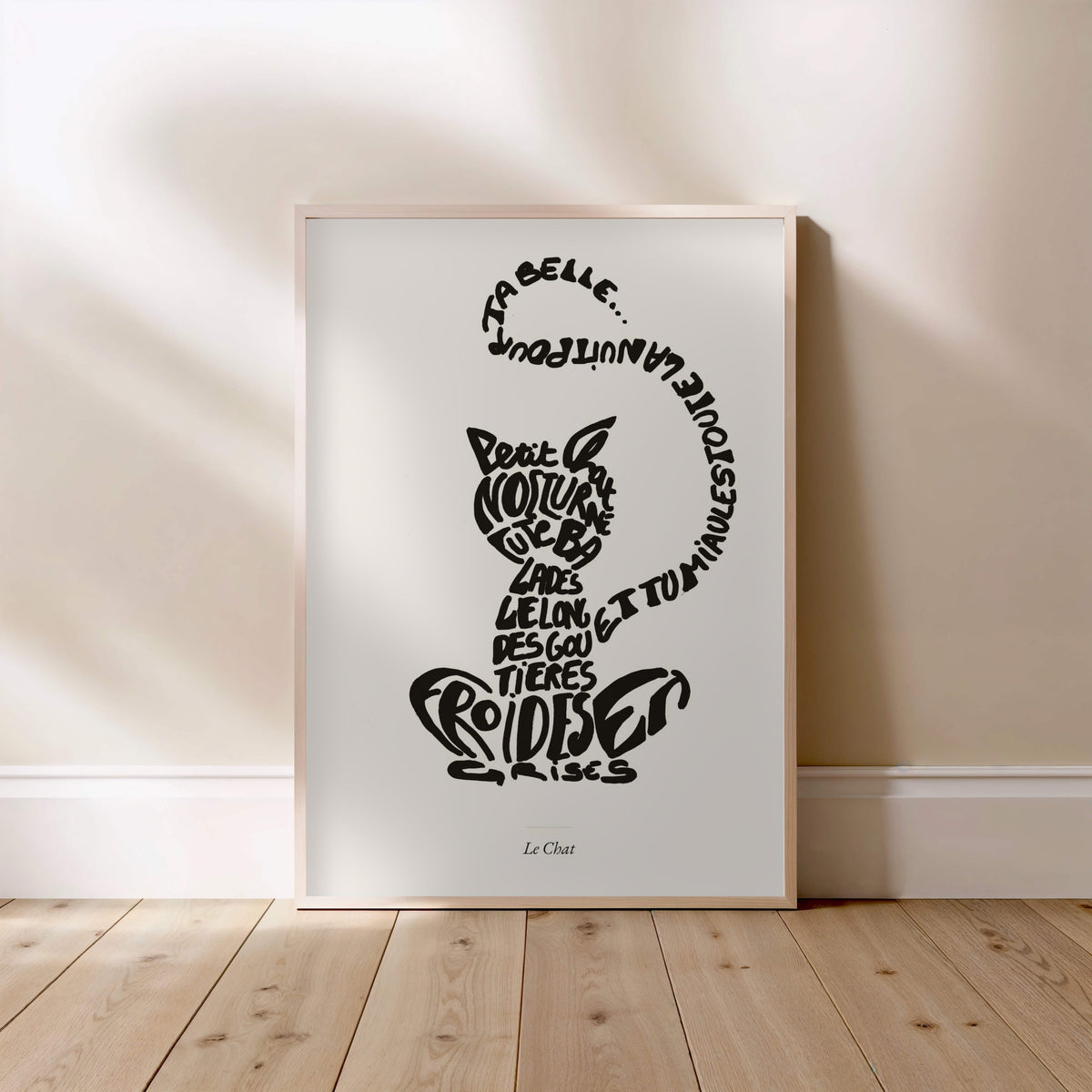 Le Chat | Affiche Calligramme inspirée d'Apollinaire, affiche encadrée posée au sol, cadre bois clair