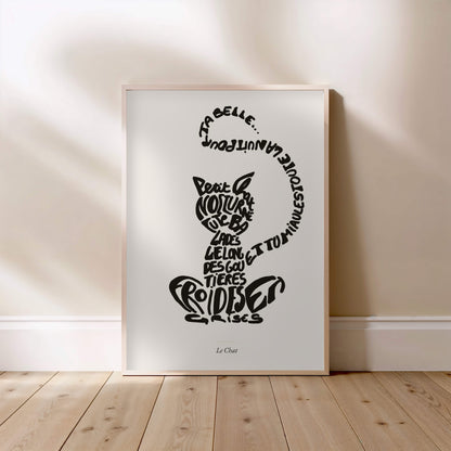 Le Chat | Affiche Calligramme inspirée d'Apollinaire, affiche encadrée posée au sol, cadre bois clair