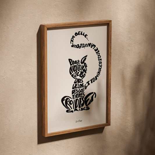 Le Chat | Affiche Calligramme inspirée d'Apollinaire, affiche dans un cadre en chêne posé de biais sur un mur texturé