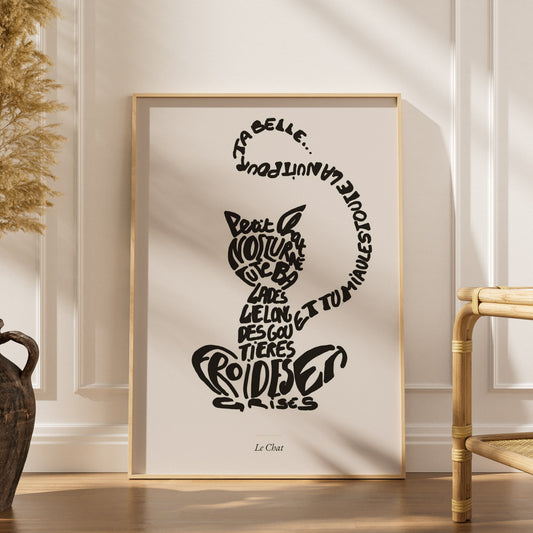 Le Chat | Affiche Calligramme inspirée d'Apollinaire, affiche encadrée dans un intérieur élégant, herbes séchées et chaise en