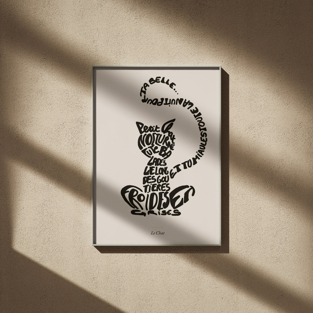 Le Chat | Affiche Calligramme inspirée d'Apollinaire, affiche encadrée sur un mur beige, ombres de fenêtre