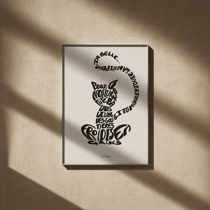 Le Chat | Affiche Calligramme inspirée d'Apollinaire, affiche encadrée sur un mur beige, ombres de fenêtre