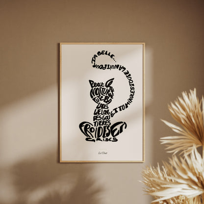 Le Chat | Affiche Calligramme inspirée d'Apollinaire, affiche encadrée sur un mur beige, pampas au premier plan