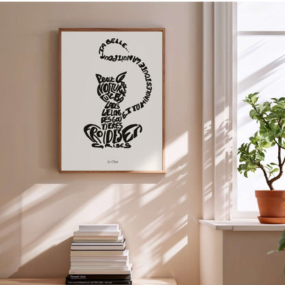 Le Chat | Affiche Calligramme inspirée d'Apollinaire, affiche encadrée au-dessus d'une pile de livres