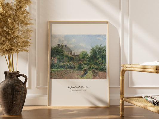 Le Jardin de l'artiste, Camille Pissarro | Affiche Art Premium, affiche encadrée dans un intérieur élégant, cadre bois clair