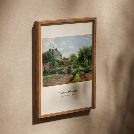Le Jardin de l'artiste, Camille Pissarro, affiche dans un cadre en chêne posé de biais sur un mur texturé