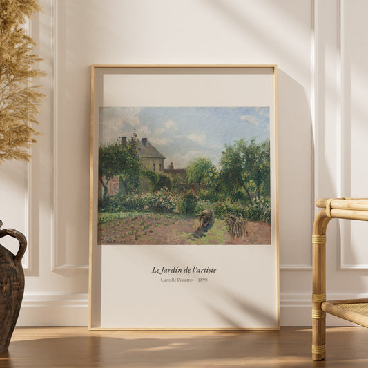 Le Jardin de l'artiste, Camille Pissarro, affiche encadrée dans un intérieur élégant, herbes séchées et chaise en rotin