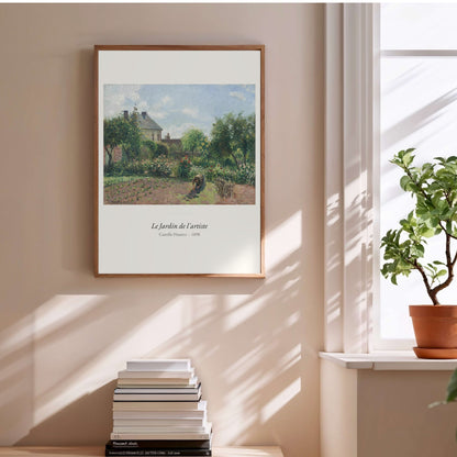 Le Jardin de l'artiste, Camille Pissarro, affiche encadrée au-dessus d'une pile de livres
