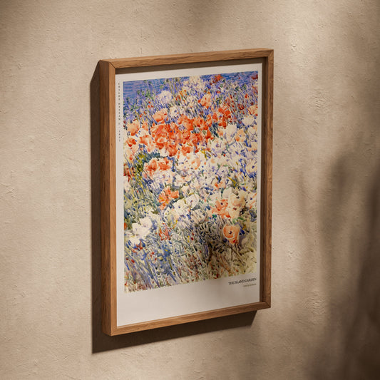 Jardin de l'Ile - Childe Hassam - Affiche Impressionnisme, affiche dans un cadre en chêne posé de biais sur un mur texturé