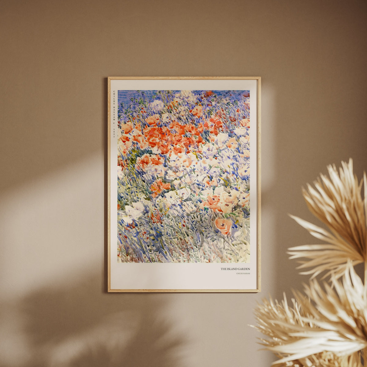 Jardin de l'Ile - Childe Hassam - Affiche Impressionnisme, affiche encadrée sur un mur beige, pampas au premier plan