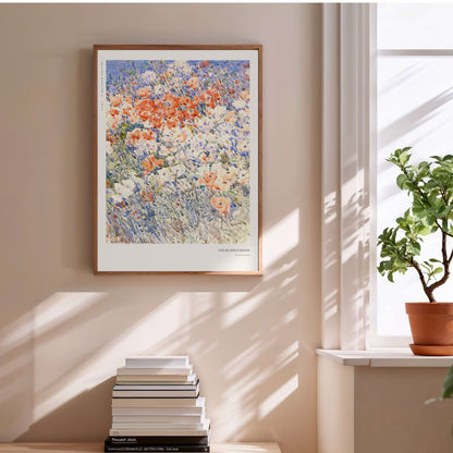 Jardin de l'Ile - Childe Hassam - Affiche Impressionnisme, affiche encadrée au-dessus d'une pile de livres