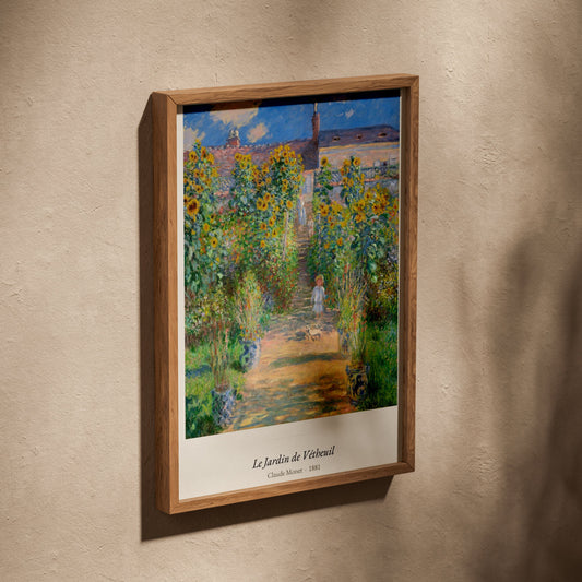Le Jardin de Vétheuil, Claude Monet, affiche dans un cadre en chêne posé de biais sur un mur texturé