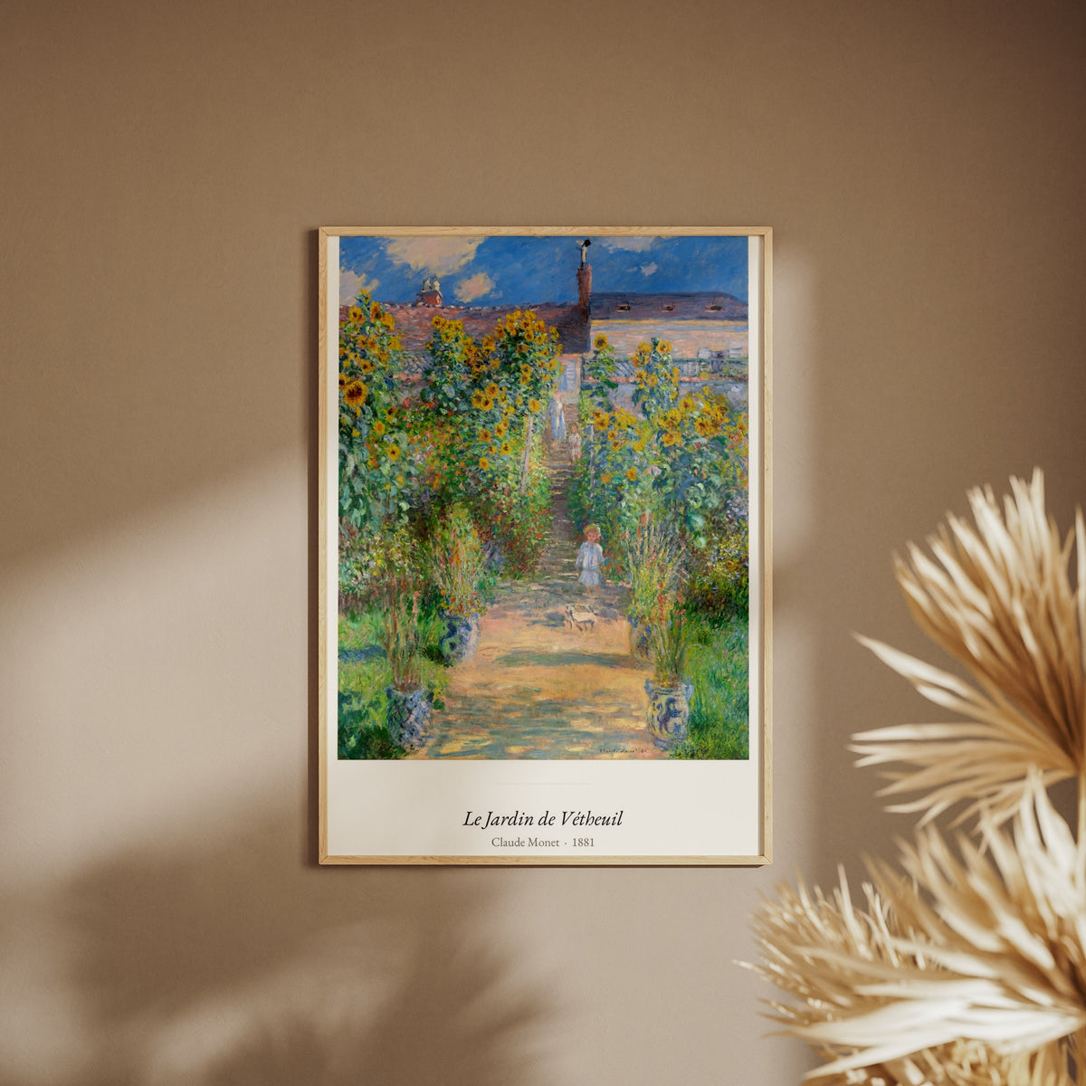 Le Jardin de Vétheuil, Claude Monet, affiche encadrée sur un mur beige, pampas au premier plan