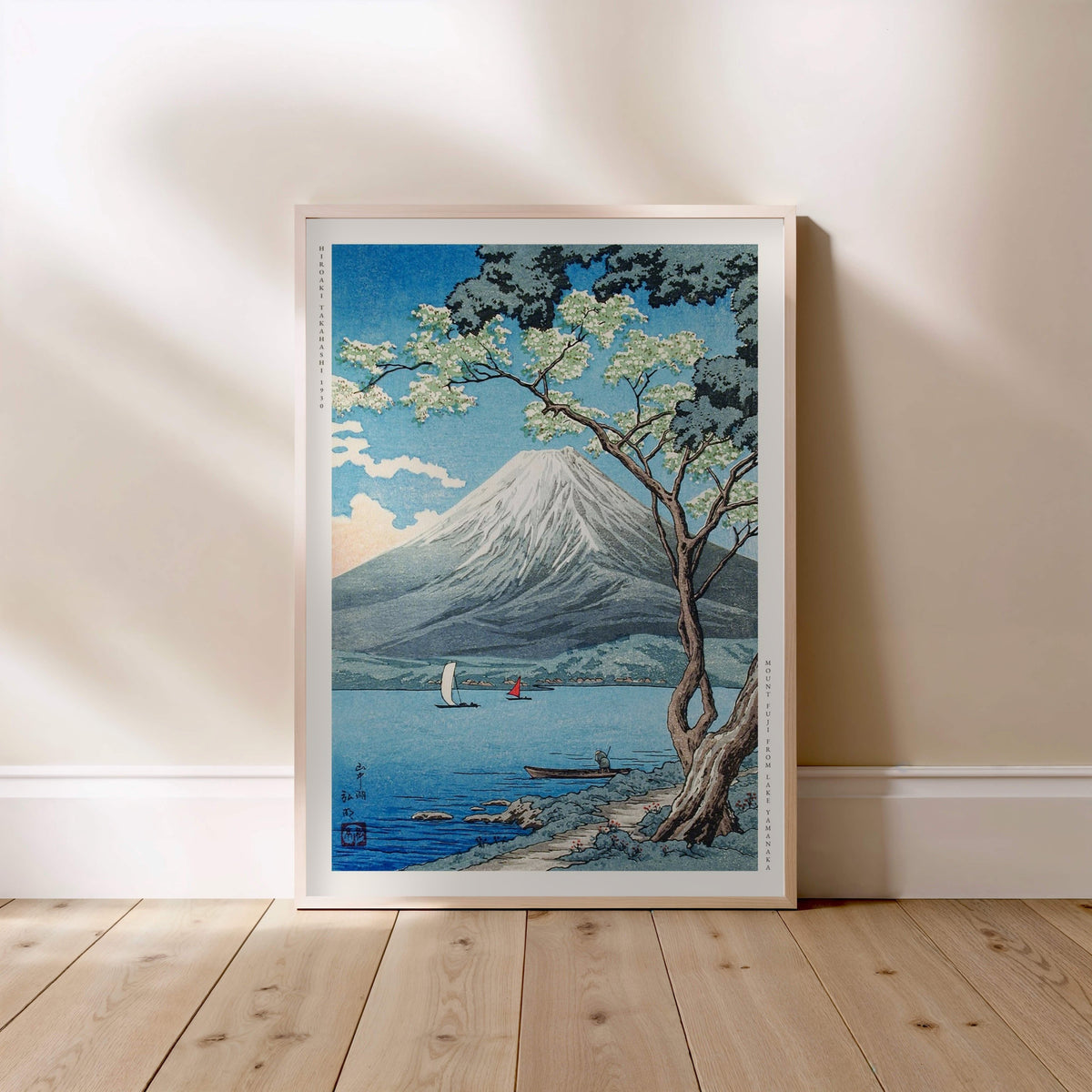 Le Mont Fuji depuis le Lac Yamanaka - Hiroaki Takahashi, affiche encadrée posée au sol, cadre bois clair