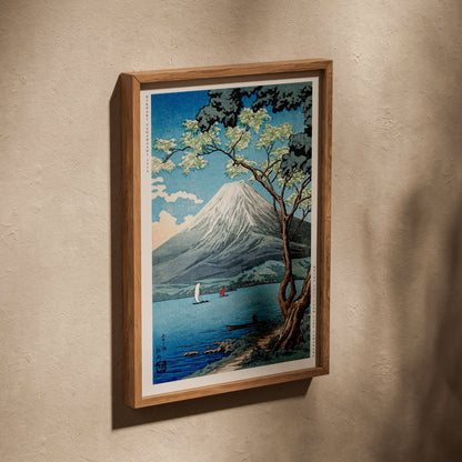 Le Mont Fuji depuis le Lac Yamanaka - Hiroaki Takahashi, affiche dans un cadre en chêne posé de biais sur un mur texturé