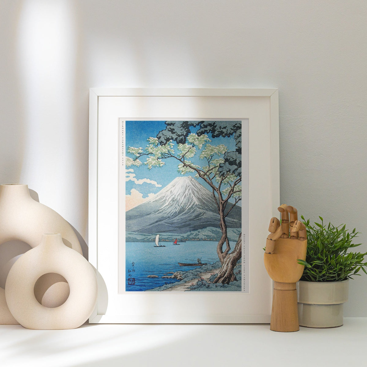Le Mont Fuji depuis le Lac Yamanaka - Hiroaki Takahashi, affiche encadrée posée près d'un vase blanc, lumière rasante
