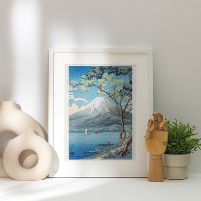 Le Mont Fuji depuis le Lac Yamanaka - Hiroaki Takahashi, affiche encadrée posée près d'un vase blanc, lumière rasante
