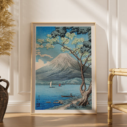 Le Mont Fuji depuis le Lac Yamanaka - Hiroaki Takahashi, affiche encadrée dans un intérieur élégant, herbes séchées et chaise