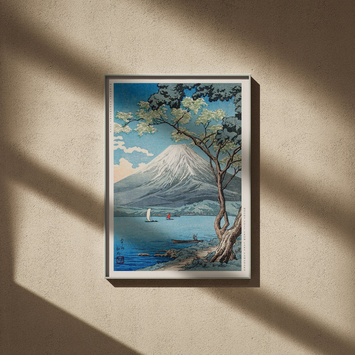 Le Mont Fuji depuis le Lac Yamanaka - Hiroaki Takahashi, affiche encadrée sur un mur beige, ombres de fenêtre