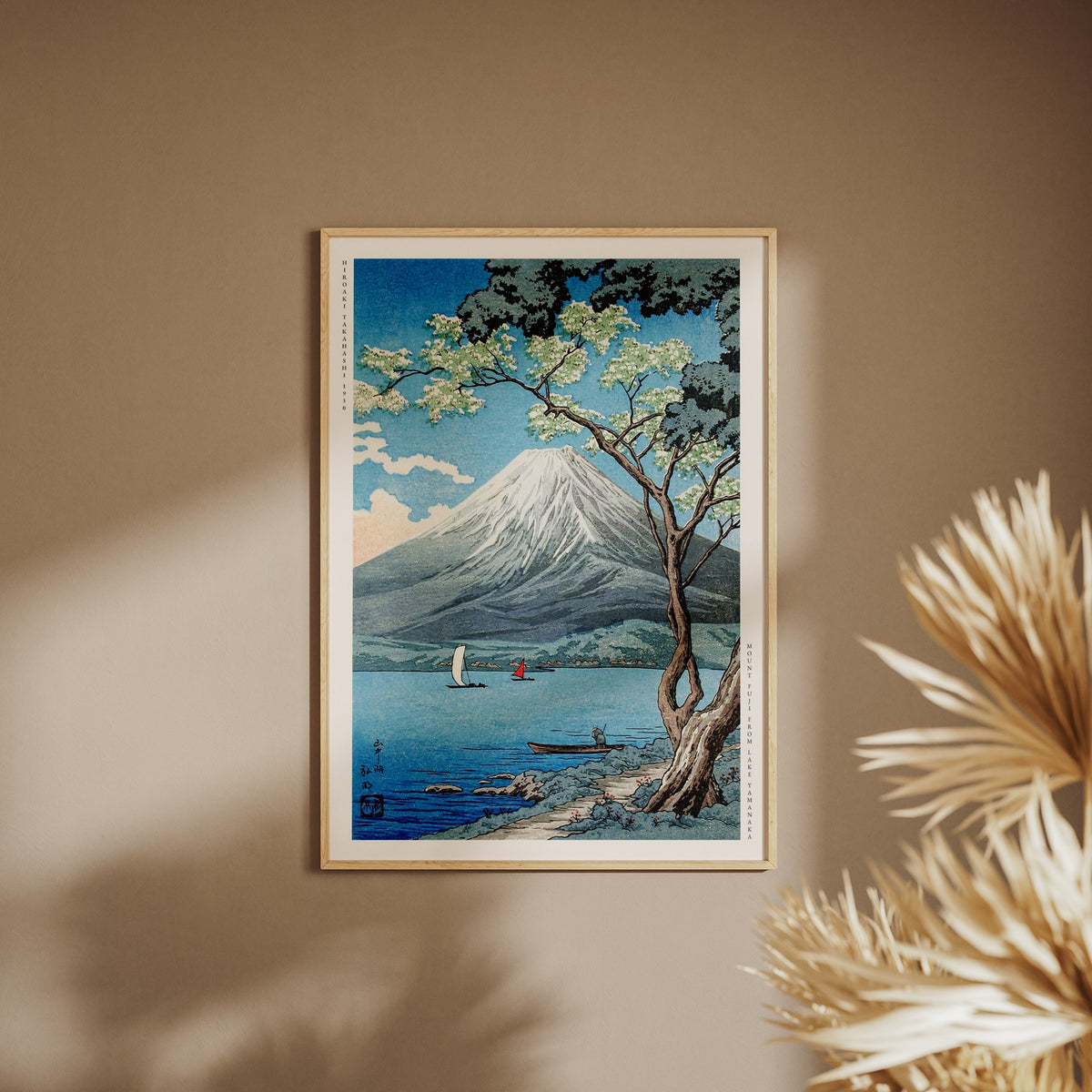 Le Mont Fuji depuis le Lac Yamanaka - Hiroaki Takahashi, affiche encadrée sur un mur beige, pampas au premier plan