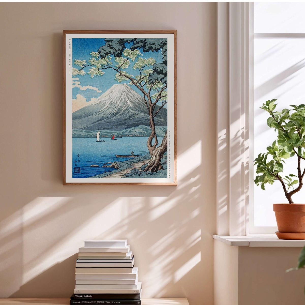 Le Mont Fuji depuis le Lac Yamanaka - Hiroaki Takahashi, affiche encadrée au-dessus d'une pile de livres