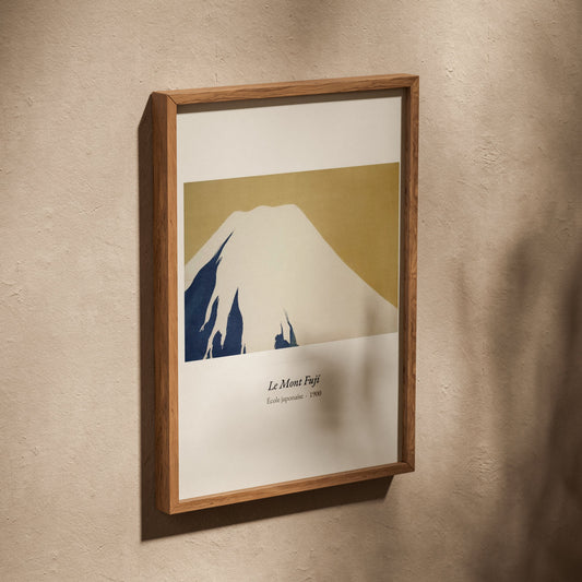 Le Mont Fuji, École japonaise | Affiche Art Premium, affiche dans un cadre en chêne posé de biais sur un mur texturé