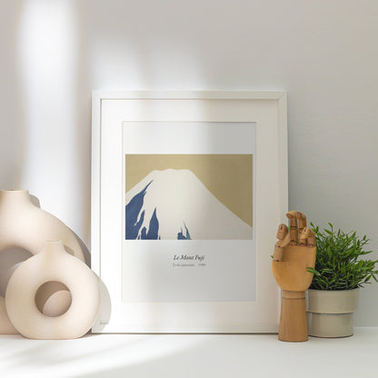 Le Mont Fuji, École japonaise | Affiche Art Premium, affiche encadrée posée près d'un vase blanc, lumière rasante