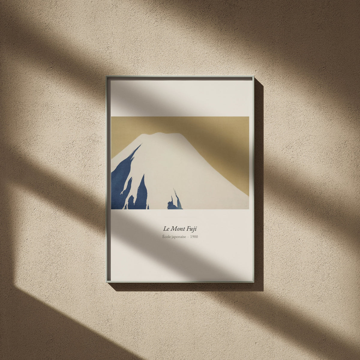 Le Mont Fuji, École japonaise | Affiche Art Premium, affiche encadrée sur un mur beige, ombres de fenêtre