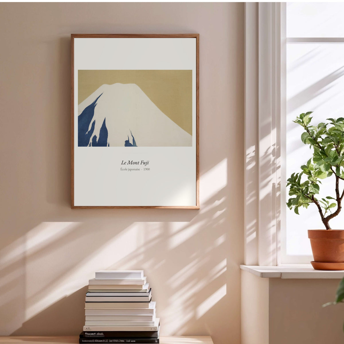 Le Mont Fuji, École japonaise | Affiche Art Premium, affiche encadrée au-dessus d'une pile de livres