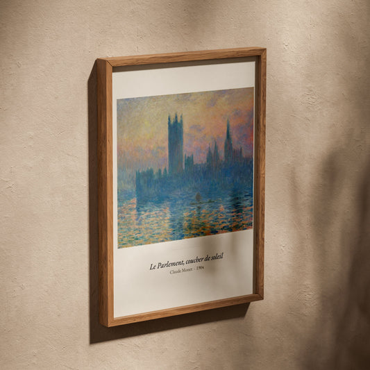 Le Parlement, coucher de soleil, Monet, affiche dans un cadre en chêne posé de biais sur un mur texturé