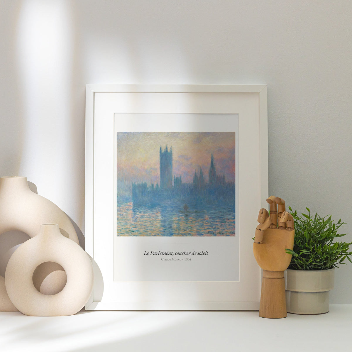 Le Parlement, coucher de soleil, Monet, affiche encadrée posée près d'un vase blanc, lumière rasante