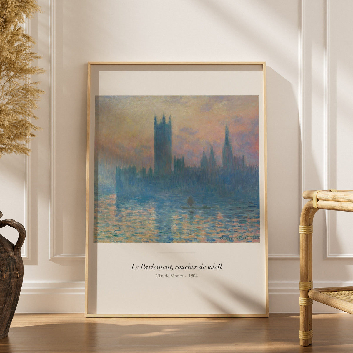 Le Parlement, coucher de soleil, Monet, affiche encadrée dans un intérieur élégant, herbes séchées et chaise en rotin