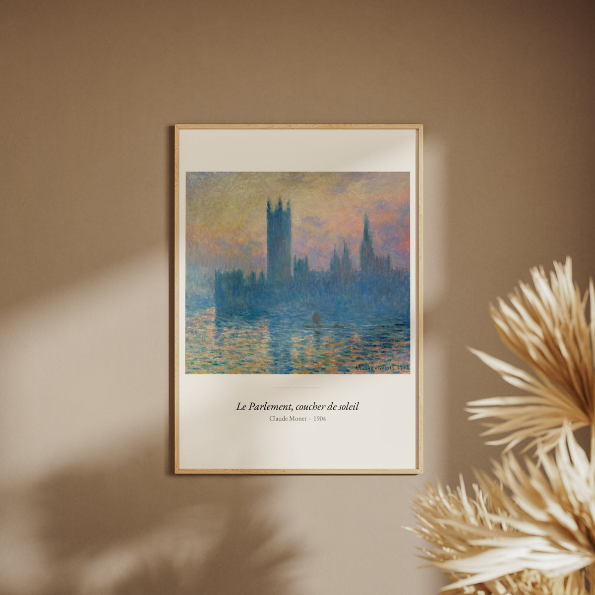 Le Parlement, coucher de soleil, Monet, affiche encadrée sur un mur beige, pampas au premier plan
