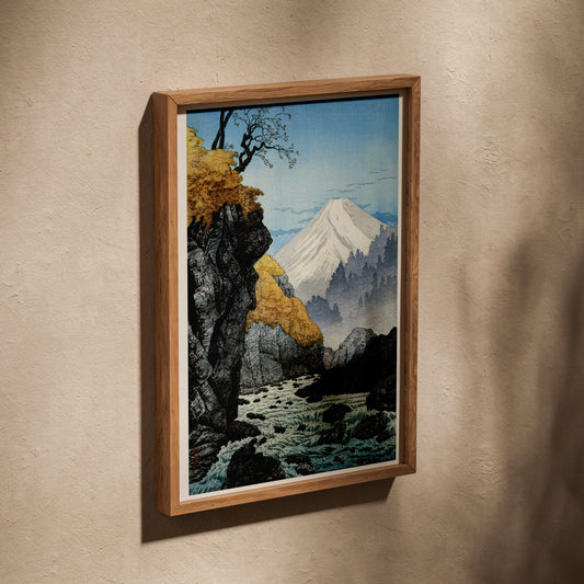 Mont Ashitaka - Hiroaki Takahashi - Estampe Japonaise, affiche dans un cadre en chêne posé de biais sur un mur texturé