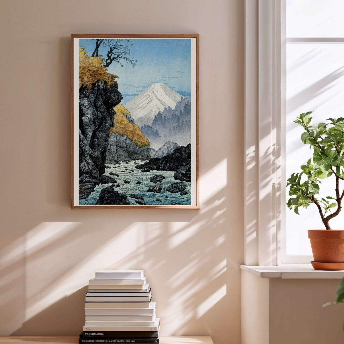 Mont Ashitaka - Hiroaki Takahashi - Estampe Japonaise, affiche encadrée au-dessus d'une pile de livres