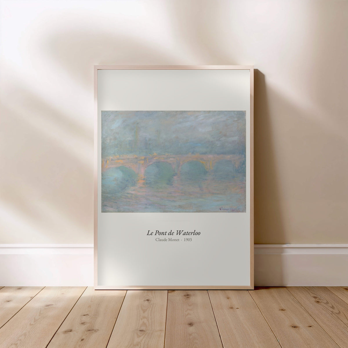 Le Pont de Waterloo, Claude Monet | Affiche Art Premium, affiche encadrée posée au sol, cadre bois clair