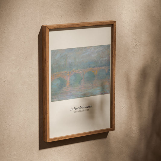 Le Pont de Waterloo, Claude Monet | Affiche Art Premium, affiche dans un cadre en chêne posé de biais sur un mur texturé
